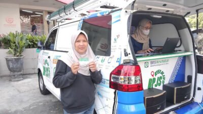Deasyra Maulina menunjukkan kartu kepesertaan BPJS Kesehatan. (Foto: Humas BPJS Kesehatan Cabang Jember)