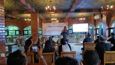 Kepala OJK Jember memberikan sambutan dalam Media Gathering bersama Jurnalis Sekar Kijang di Malang, Kamis (18/9/2025). (Foto: Zainul Hasan - ZONA INDONESIA)