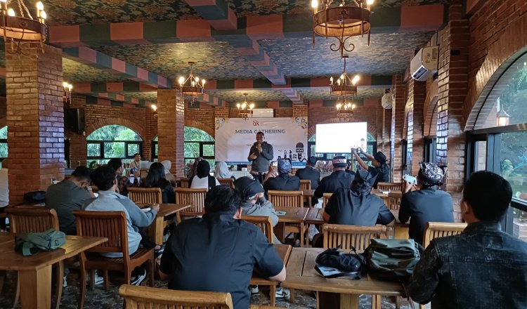 Kepala OJK Jember menyampaikan materi dalam acara Media Gathering bersama Jurnalis Sekar Kijang di Malang, Kamis (18/9/2025). (Foto: Teamwork - ZONA INDONESIA)