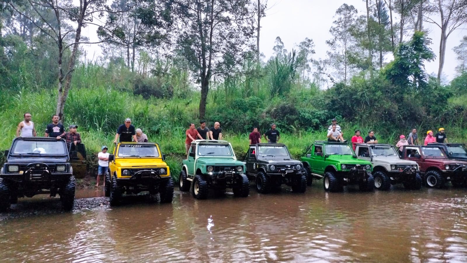 Wisatawan asal Kabupaten Jember foto bersama jip Coban Talun, Jumat (19/9/2025). (Foto: Teamwork - ZONA INDONESIA)