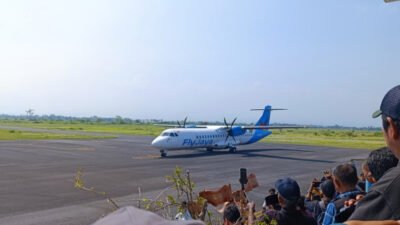 Pesawat ATR 72-500 milik maskapai Fly Jaya landing di Bandara Notohadinegoro, Selasa (23/9/2025). (Foto: Zainul Hasan - ZONA INDONESIA)