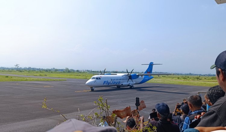 Pesawat ATR 72-500 milik maskapai Fly Jaya landing di Bandara Notohadinegoro, Selasa (23/9/2025). (Foto: Zainul Hasan - ZONA INDONESIA)