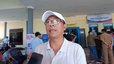Ketua Komisi C DPRD Jember, Ardi Pujo Prabowo, diwawancarai media. (Foto: Zainul Hasan - ZONA INDONESIA)