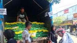 Warga membeli beras murah Bulog Jember. (Foto: Istimewa - ZONA INDONESIA)