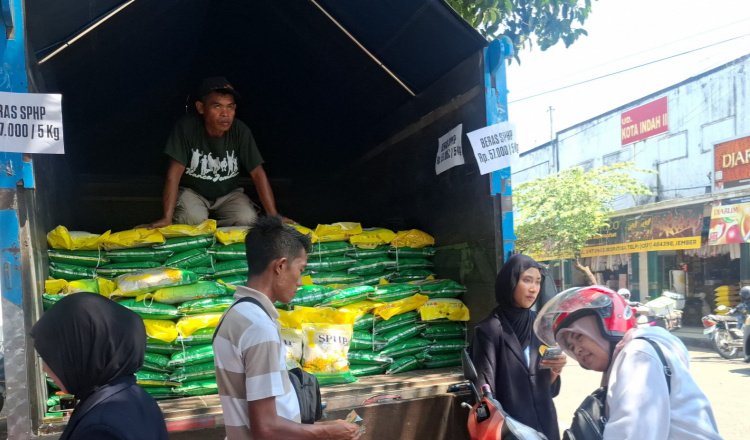 Warga membeli beras murah Bulog Jember. (Foto: Istimewa - ZONA INDONESIA)