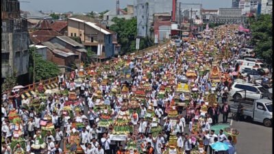 Ribuan warga mengusung ancak ke Alun-alun Jember Nusantara, Rabu (24/9/2025). (Foto: Dok/Diskominfo Jember)