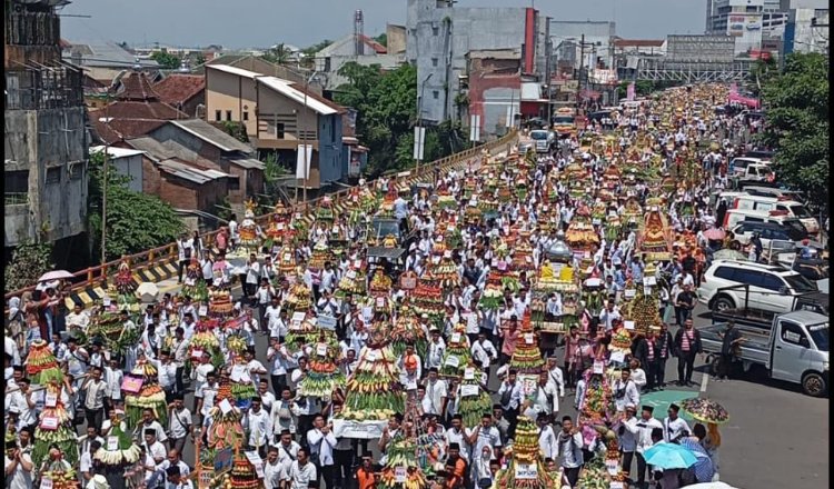 Ribuan warga mengusung ancak ke Alun-alun Jember Nusantara, Rabu (24/9/2025). (Foto: Dok/Diskominfo Jember)