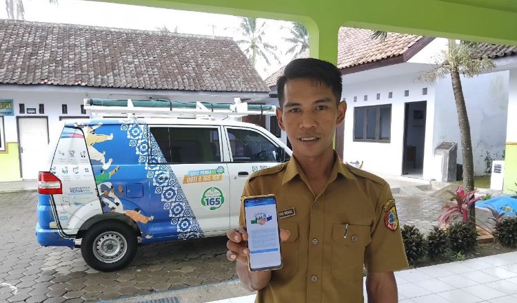 Warga Jember menunjukkan aplikasi layanan JKN Mobile. (Foto: Humas BPJS Kesehatan Cabang Jember - ZONA INDONESIA)