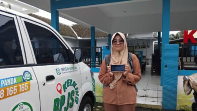 Warga Jember menunjukkan aplikasi layanan JKN Mobile. (Foto: Dok/Humas BPJS Kesehatan Cabang Jember - ZONA INDONESIA)