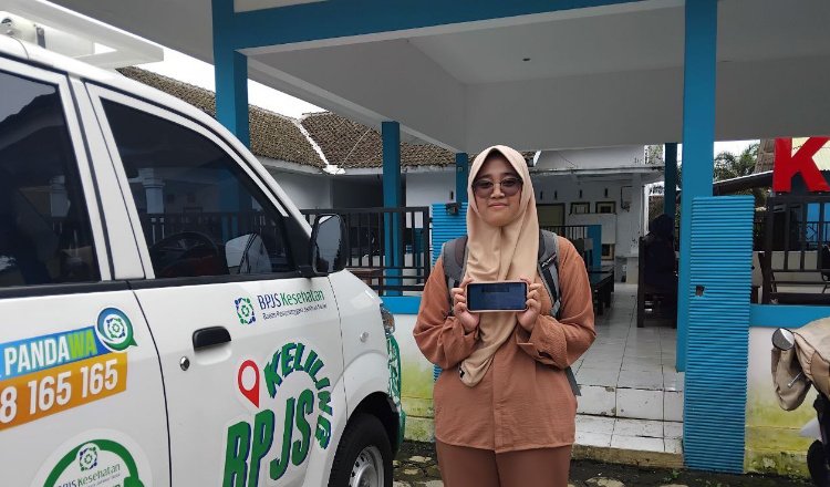 Warga Jember menunjukkan aplikasi layanan JKN Mobile. (Foto: Dok/Humas BPJS Kesehatan Cabang Jember - ZONA INDONESIA)