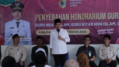 Gus Fawait sambutan dalam acara penyerahan honorarium guru ngaji di Desa Karangbayat, Sabtu (27/9/2025). (Foto: Istimewa - ZONA INDONESIA)