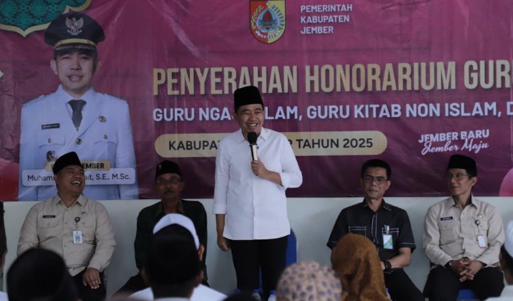 Gus Fawait sambutan dalam acara penyerahan honorarium guru ngaji di Desa Karangbayat, Sabtu (27/9/2025). (Foto: Istimewa - ZONA INDONESIA)