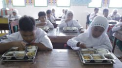 Siswa menyantap makan siang, Senin (29/9/2025). (Foto: Dok/Diskominfo Jember)