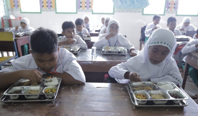 Siswa menyantap makan siang, Senin (29/9/2025). (Foto: Dok/Diskominfo Jember)