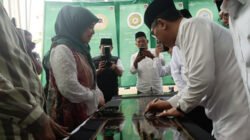 Ketua Umum PBNU KH Yahya Cholil Staquf menandatangani prasasti SPPG. (Foto: Istimewa - ZONA INDONESIA)