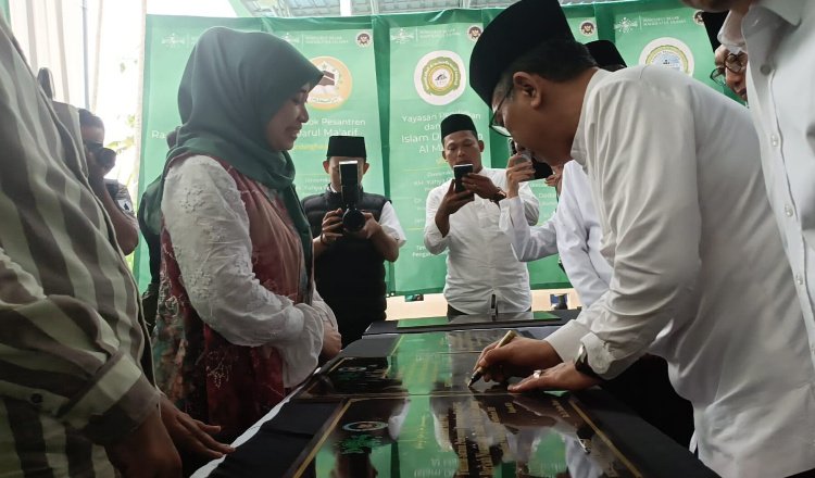 Ketua Umum PBNU KH Yahya Cholil Staquf menandatangani prasasti SPPG. (Foto: Istimewa - ZONA INDONESIA)