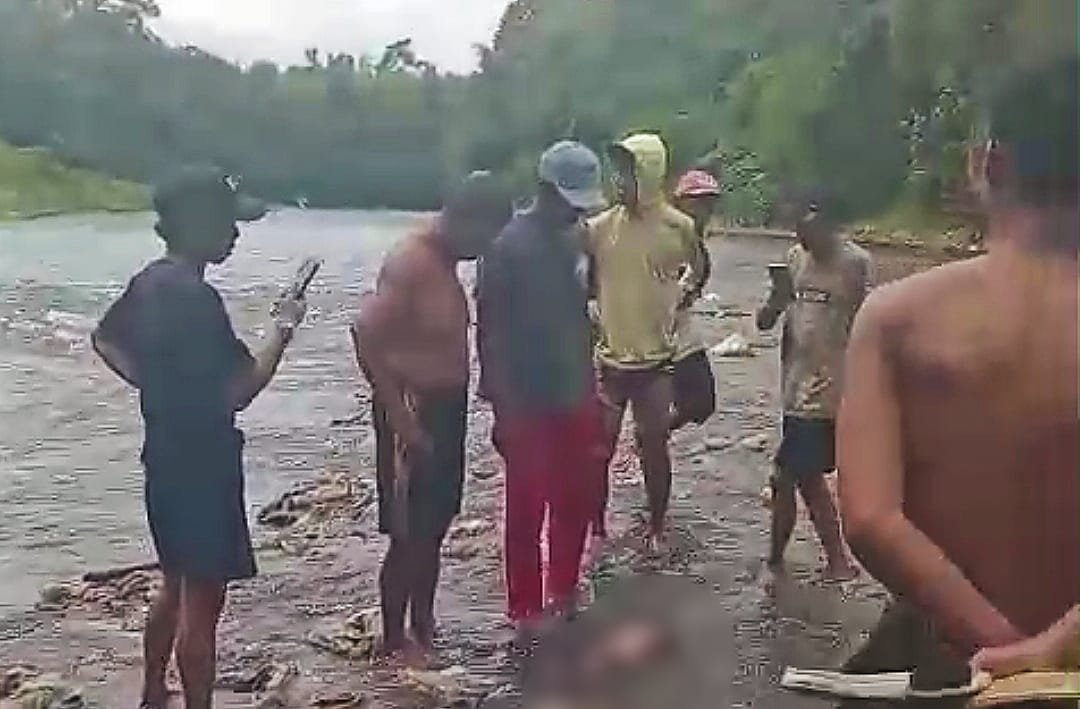 Warga mengerumuni mayat bayi laki-laki di sungai, Sabtu (6/9/2025). (Foto: Tangkapan layar video amatir - ZONA INDONESIA)