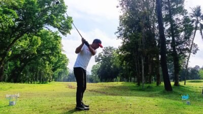 Pegolf melakukan drive di Padang Golf Glantangan, Sabtu (13/9/2025). (Foto: Zainul Hasan - ZONA INDONESIA)