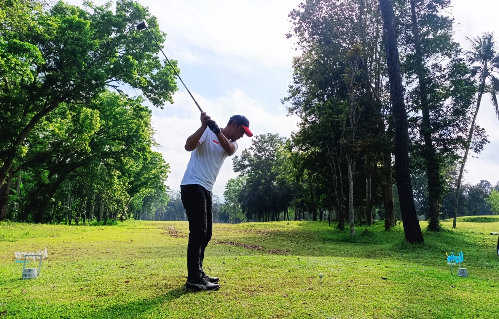 Pegolf melakukan drive di Padang Golf Glantangan, Sabtu (13/9/2025). (Foto: Zainul Hasan - ZONA INDONESIA)