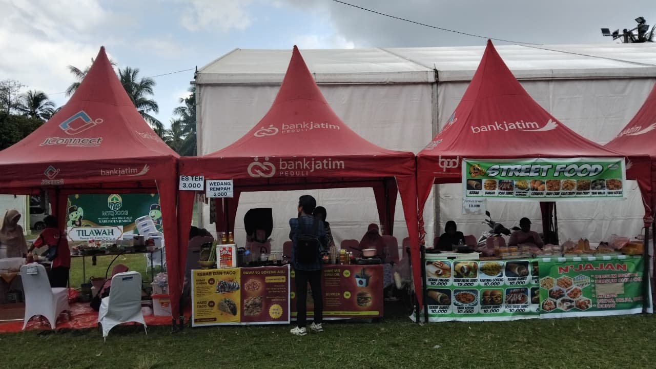 UMKM Jember melayani pelanggan, Selasa (16/9/2025). (Foto: Teamwork - ZONA INDONESIA)