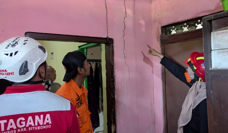 Dinding kamar rumah warga di Situbondo retak terdampak genap Sumenep. (Foto: Dok/Pusdalops-PB BPBD Situbondo - ZONA INDONESIA)