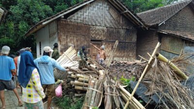 Salah satu rumah warga Jember rusak total terdampak gempa Sumenep. (Foto: Dok/Pusdalops-PB BPBD Jember - ZONA INDONESIA)