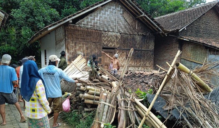 Salah satu rumah warga Jember rusak total terdampak gempa Sumenep. (Foto: Dok/Pusdalops-PB BPBD Jember - ZONA INDONESIA)