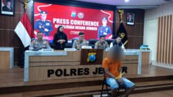 Tersangka penipuan tertunduk lesu dalam konferensi pers di Mapolres Jember, Rabu (1/10/2025). (Foto: Zainul Hasan - ZONA INDONESIA)