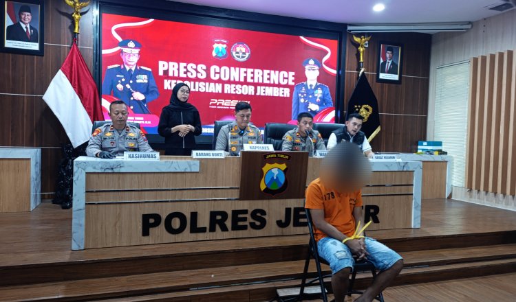 Tersangka penipuan tertunduk lesu dalam konferensi pers di Mapolres Jember, Rabu (1/10/2025). (Foto: Zainul Hasan - ZONA INDONESIA)