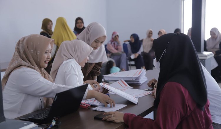 Guru ngaji membuat rekening baru untuk menerima honorarium, Rabu (1/10/2025). (Foto: Dok/Diskominfo Jember - ZONA INDONESIA)