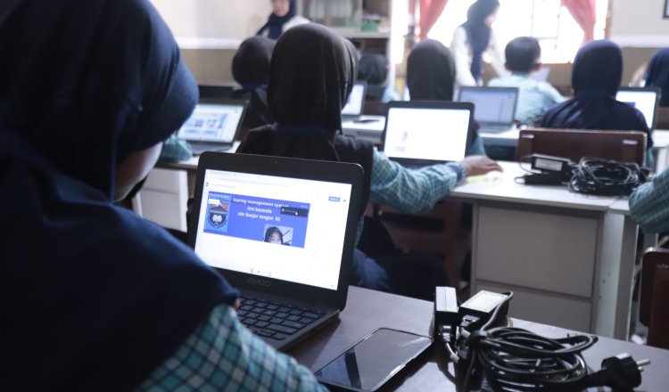 Siswa-siswi SDN Banjarsengon 2 belajar dengan Chromebook. (Foto: Istimewa - ZONA INDONESIA)