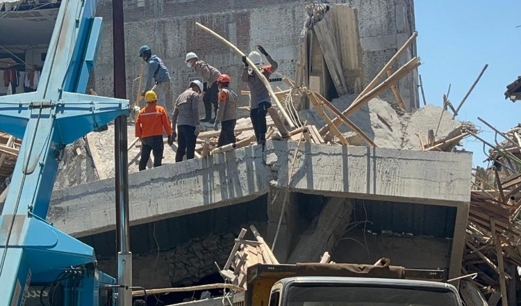 Evakuasi reruntuhan bangunan PonPes Al Khoziny. (Foto: Istimewa - ZONA INDONESIA)