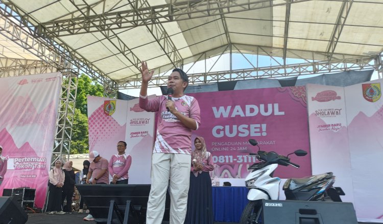Bupati Jember memaparkan program unggulannya dalam acara Pesta Kampoeng 2025 di Lapangan Kecamatan Jenggawah. (Foto: Abdus Syakur - ZONA INDONESIA)