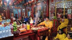 Mooncake Festival di TITD Pay Lien San Jember, Senin (6/10/2025). (Foto: Teamwork - ZONA INDONESIA)