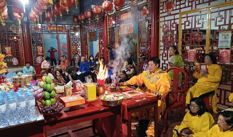 Mooncake Festival di TITD Pay Lien San Jember, Senin (6/10/2025). (Foto: Teamwork - ZONA INDONESIA)