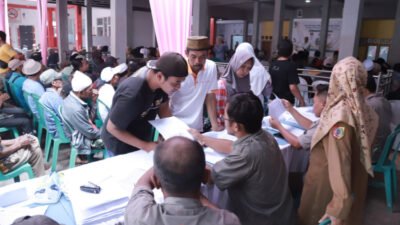 Penyerahan sertifikat tanah di Desa Karangharjo, Senin (6/10/2025). (Foto: Dok/Diskominfo Jember - ZONA INDONESIA)
