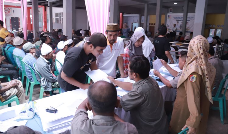 Penyerahan sertifikat tanah di Desa Karangharjo, Senin (6/10/2025). (Foto: Dok/Diskominfo Jember - ZONA INDONESIA)