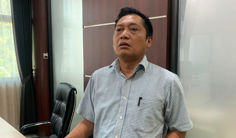 Ketua DPRD Jember, Ahmad Halim, diwawancarai media. (Foto: Istimewa - ZONA INDONESIA)