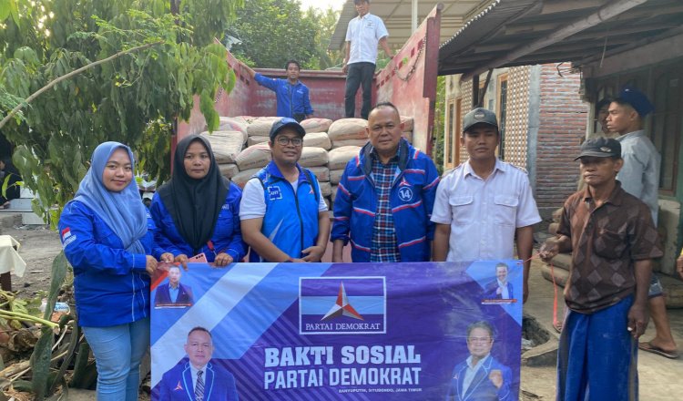 Bendahara DPD Partai Demokrat Jawa Timur, dr. Agung Mulyono, foto bersama dengan warga Sumberanyar di sela-sela penyaluran bantuan semen. (Foto: Rosi - ZONA INDONESIA)