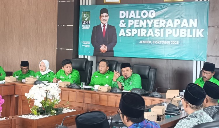 Ketua DPC PKB Jember, Ayub Junaidi, menanggapi masukan dari audiens, Kamis (9/10/2025). (Foto: Zainul Hasan - ZONA INDONESIA)