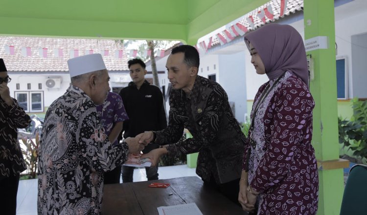 Penyaluran insentif guru ngaji di Desa/Kecamatan Ledokombo, Kamis (9/10/2025). (Foto: Dok/Diskominfo Jember - ZONA INDONESIA)