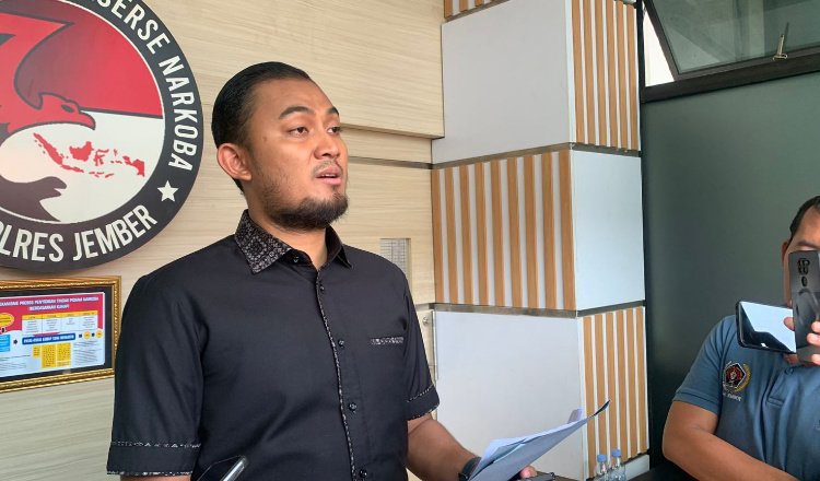 Kasat Resnarkoba Polres Jember, Iptu Naufal Muttaqin, diwawancarai media. (Foto: Istimewa - ZONA INDONESIA)
