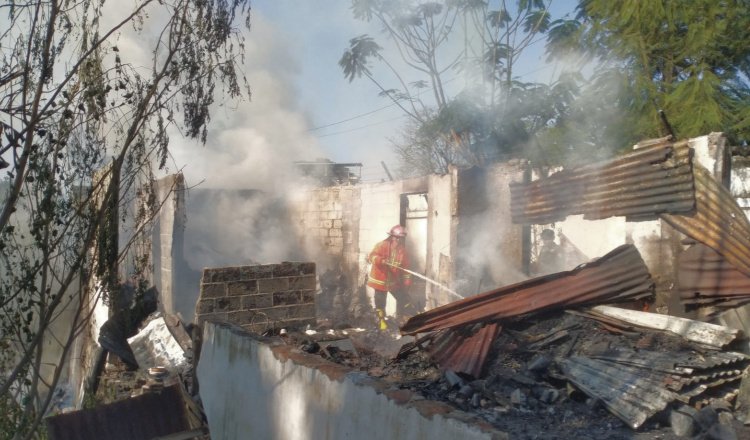 Petugas menyiramkan air ke rumah milik Tija yang terbakar, Jumat (10/10/2025). (Foto: Dok/Humas Pusdalops-PB BPBD Situbondo - ZONA INDONESIA)