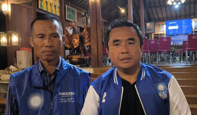 Ketua DPD PAN Jember, Abdus Salam, diwawancarai media, Jumat (10/10/2025). (Foto: Zainul Hasan - ZONA INDONESIA)