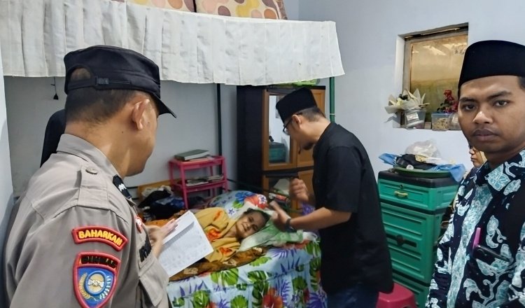 Siti Aisyah menerima honor dari Pemkab Jember di kediamannya, Sabtu (11/10/2025). (Foto: Dok/Diskominfo Jember - ZONA INDONESIA)