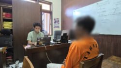 SA dimintai keterangan oleh anggota Polres Situbondo, Selasa (14/10/2025). (Foto: Dok/Humas Polres Situbondo)