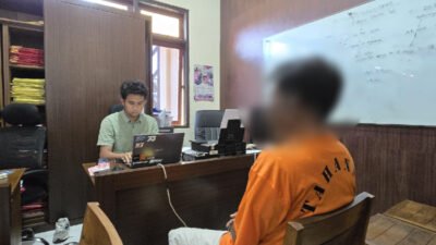 SA dimintai keterangan oleh anggota Polres Situbondo, Selasa (14/10/2025). (Foto: Dok/Humas Polres Situbondo)