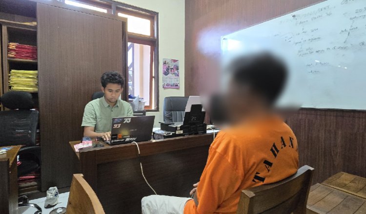 SA dimintai keterangan oleh anggota Polres Situbondo, Selasa (14/10/2025). (Foto: Dok/Humas Polres Situbondo)