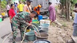 TNI dan BPBD Situbondo Salurkan Air Bersih ke Warga Jatibanteng yang Terdampak Kekeringan