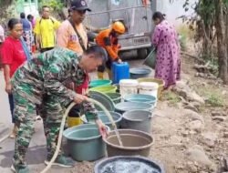 TNI dan BPBD Situbondo Salurkan Air Bersih ke Warga Jatibanteng yang Terdampak Kekeringan